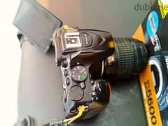 كاميرا نيكون d5600
شاشة تاتش متحركة
فيها واي فاي وبلوتوث