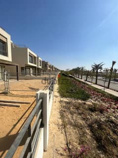 Town house corner for sale at Palm hills new cairo