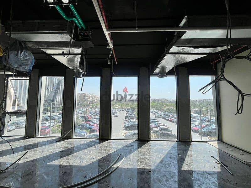 مكتب اداري متشطب 189 متر بموقع متميز للبيع  في سوديك ايست تاون 5