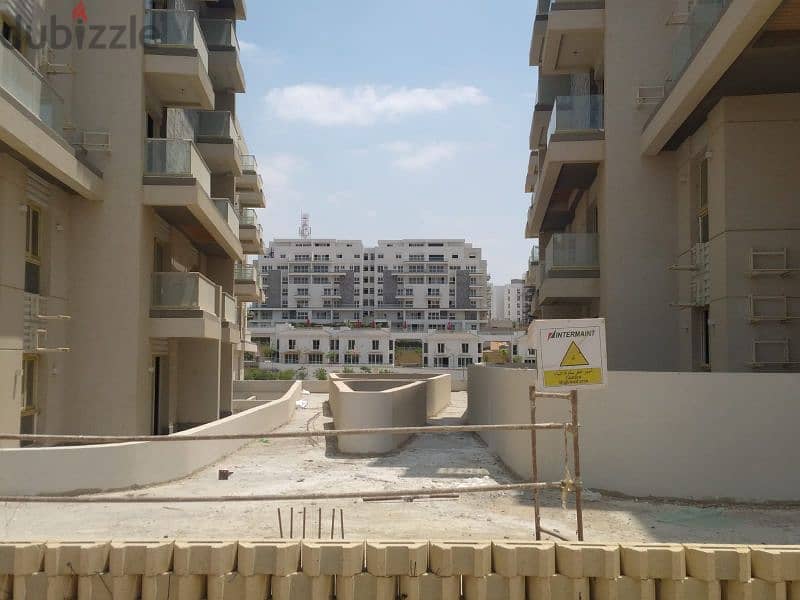Apartment for sale, ready to move, in a prime location in the heart of New Cairo, directly in Central Park view, at the lowest price in Mountain View 4
