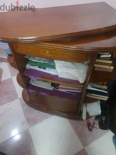 ترابيزه تليفزيون بمكتبه