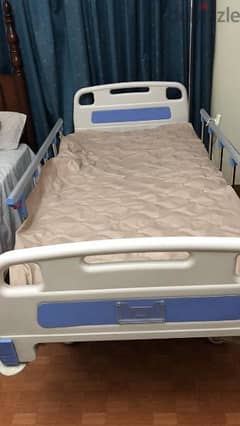 سرير طبي متحرك للايجار الشهري ٠١١١١٩٨٦٨٢٨ بالمنزل يدوي كهربائي قوي