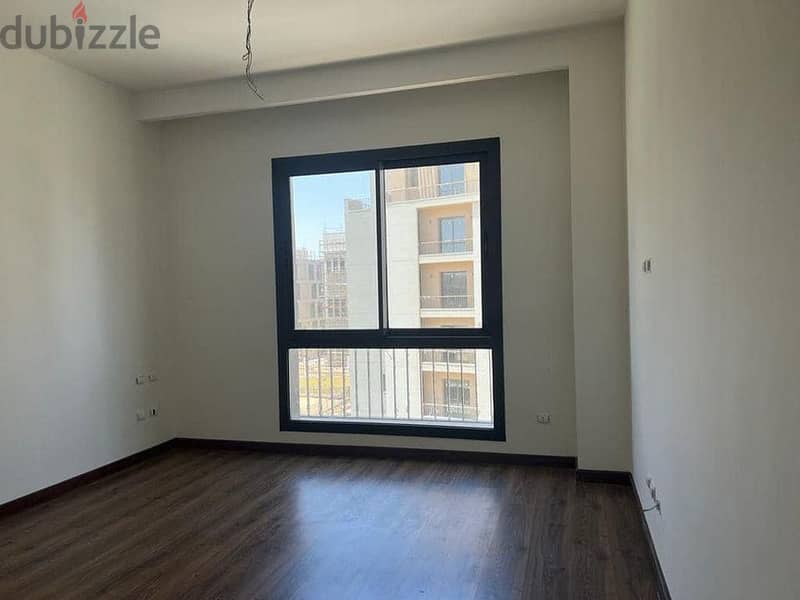 I receive immediately a 155 sqm apartment, finished + fully private garden, for sale in the heart of the Fifth Settlement, in the Fifth Square Compoun 5