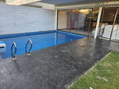 شقة ارضي  ١٨٥م للايجار حديقة و حمام سباحة خاص بكمبوند ليك فيو بالقاهرة الجديدة
