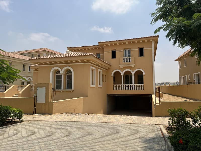 The lowest down payment for town house216m in best phase in compound hyde park with down payment and installments over 8 years 2