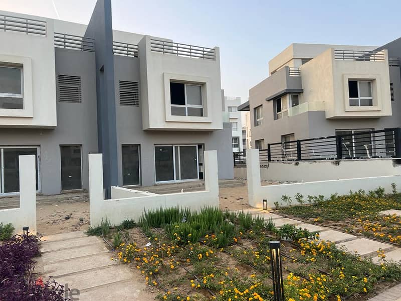 For Sale town house208m in best phase in compound hyde park with down payment and installments 3