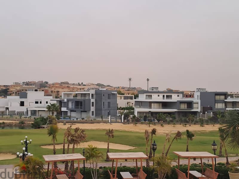 The price has been lowered for an apartment directly on the golf course, 195 square meters, ready for delivery, with a down payment of 1,755,000 in Ob 12