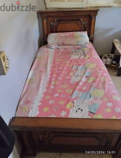 سرير مستعمل للبيع