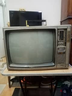 تلفزيون قديم وشغال