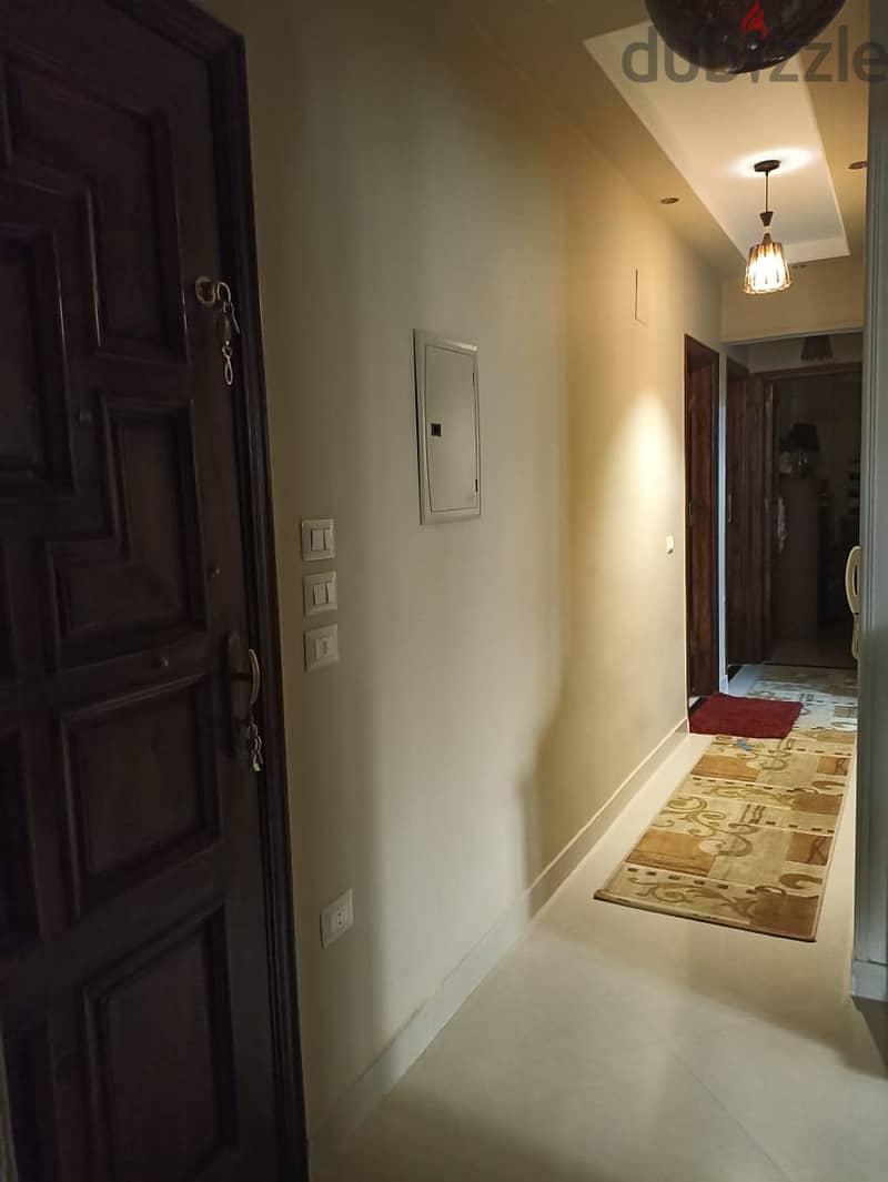 Apartment for rent in the Eighth District, 130 meters, 3 rooms and 2 bathrooms, first floor, super luxurious finishing, internet and natural gas. 5