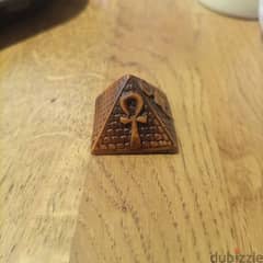 هرم صغير صناعة يدوية بمنقوشات فرعونية- Small Pyramid with Pharonic tex 0