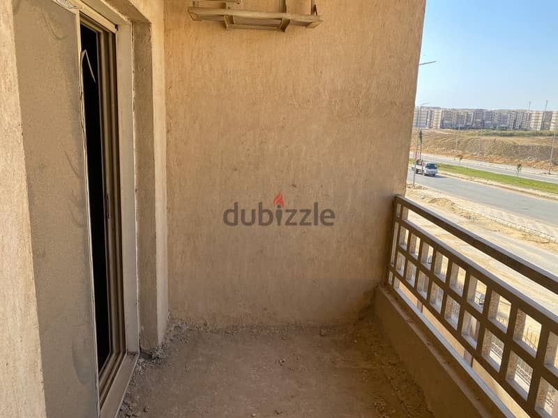 Apartment for sale in New Cairo, Petrojet Housing Association compound, Al-Andalus, near the American University  View is open  Semi finished 2