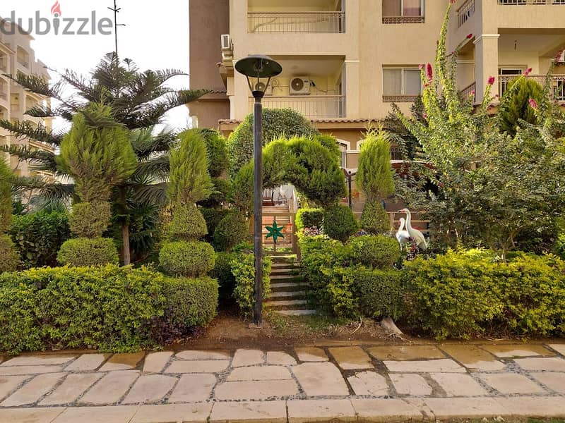 Ground floor apartment for sale with a private garden next to the food court in B3. 1
