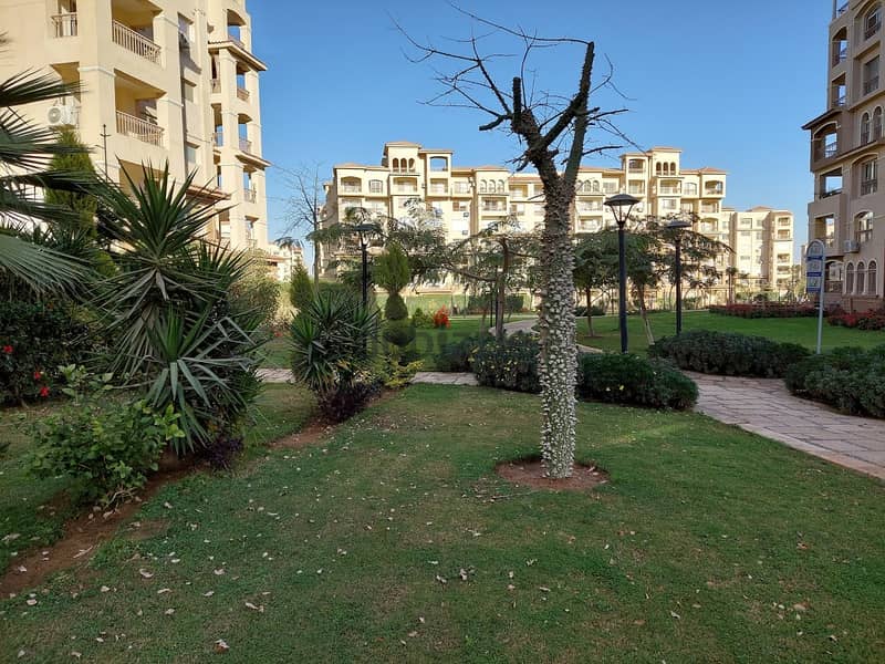 Ground floor apartment for sale with a private garden next to the food court in B3. 3