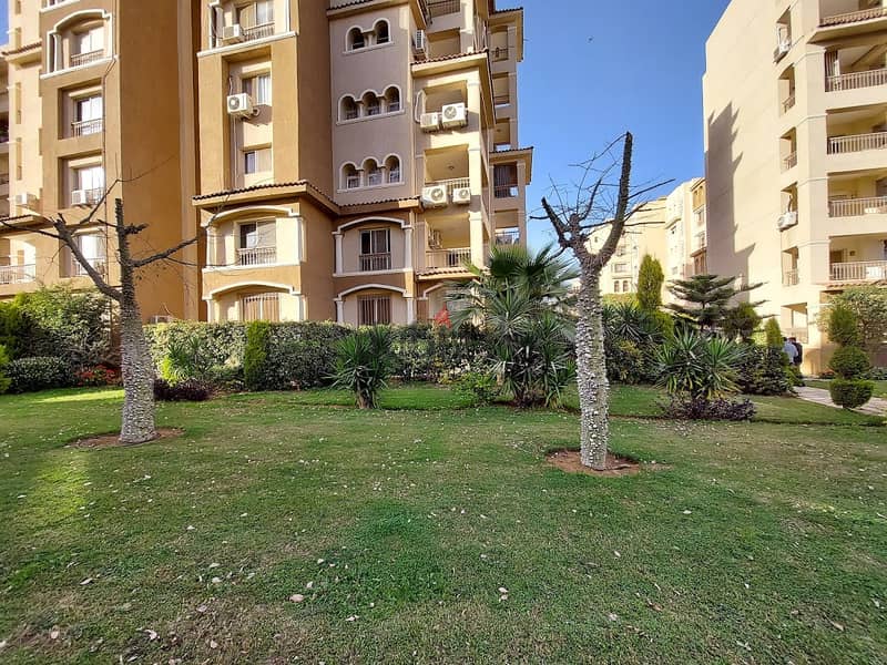Ground floor apartment for sale with a private garden next to the food court in B3. 5