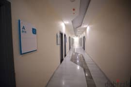 عيادة 36 متر متشطبة بالتكييفات المركزية بالكامل خلف المستشفى الجوى بالتجمع الخامس