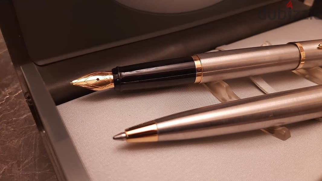 طقم أقلام ( Parker ) أصلي حبر وجاف بالعلبة الأصلية جديد لانج لم يستخدم 9