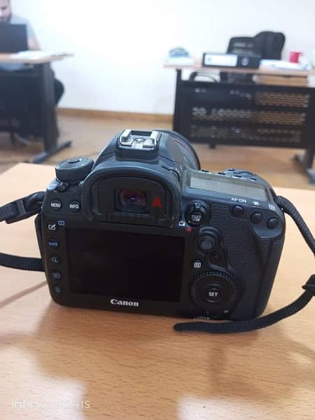 Canon 5D Mark iv Body only 8