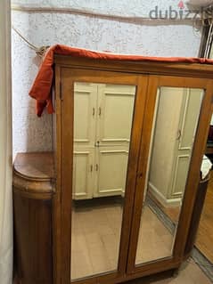 دولاب خشب عتيق بمرآة للبيع    Wooden With mirrors Antique