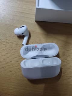 (RIGHT)AirPods