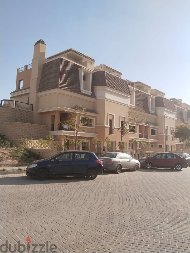 Triplex with direct view, 220 m, roof 127 m, for sale in Sarai Compound near the Administrative Capital and Madinaty, with a down payment starting fro 12