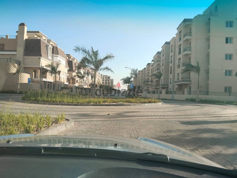 Triplex with direct view, 220 m, roof 127 m, for sale in Sarai Compound near the Administrative Capital and Madinaty, with a down payment starting fro 15
