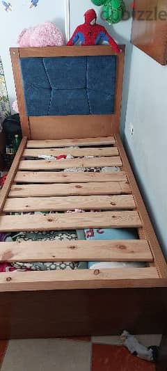 عدد  ٢ سرير  شباب عرض متر والطول ٢ متر  خشب استعمال بسيط بدون مراتب