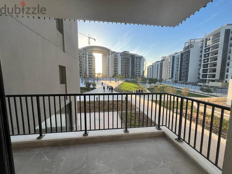 شقة متشطبة بالكامل بالتكيفات علي شارع النزهه الشيخ زايد  في زيد ويست من اورا 5