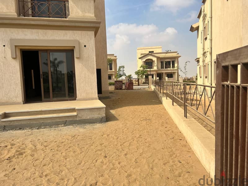 Villa for sale in Madinaty B3, highest quality, with an 11-year installment system, 640 m 4
