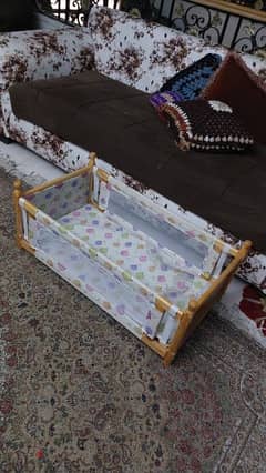 سرير اطفال  صغير خشب