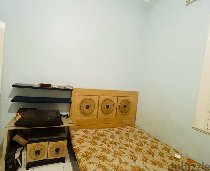 bedroom in excellent condition 6