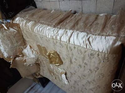 مفرش سرير كبير مطرز