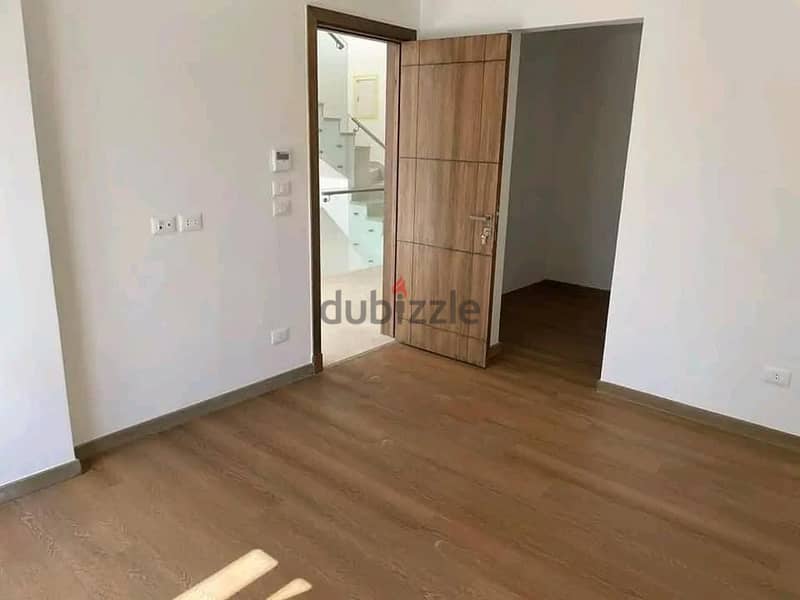 I receive immediately a 155 sqm apartment, finished + fully private garden, for sale in the heart of the Fifth Settlement, in the Fifth Square Compoun 8