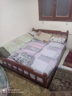 سرير كبير 150سم عمولة خشب زان أحمر تقيل جدا بحالة ممتازة