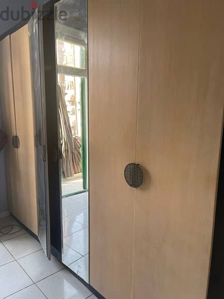 bedroom in excellent condition 11