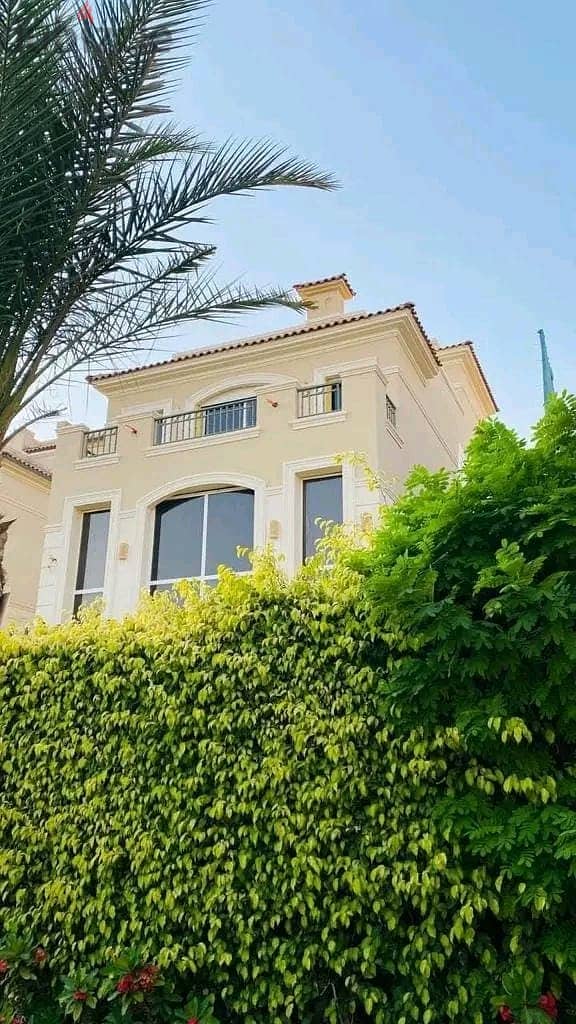 Take the risk and receive a twin house villa immediately in a compound with full services and facilities in the heart of Shorouk City. 5