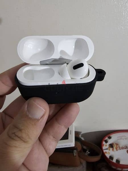 apple airpods pro 1st generation, case and right pod only 1