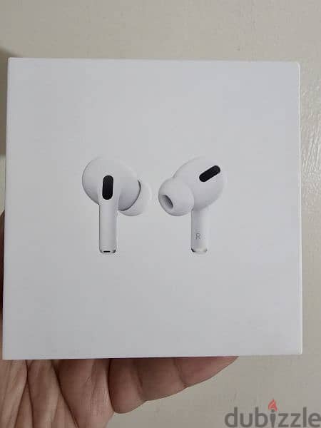 apple airpods pro 1st generation, case and right pod only 5