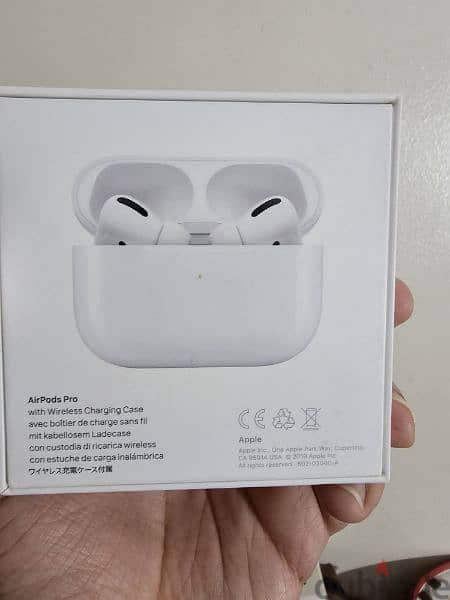 apple airpods pro 1st generation, case and right pod only 6