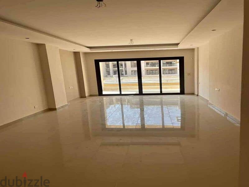 At the end of the year, he received a fully finished apartment with garden 163 sqm in the Fifth Settlement 2
