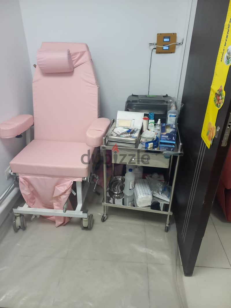 Clinic for rent, 111 square meters, 4 rooms, in a distinguished medical mall, directly on Route 90 - finished and with air conditioning, in the Fifth 7