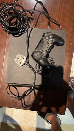 PS4 Slim 500 GB +Power Cable+ 2 controllers original+2 games