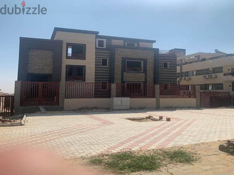 Compound First heights  Townhouse corner Fully finished  Land : 250sqm 20