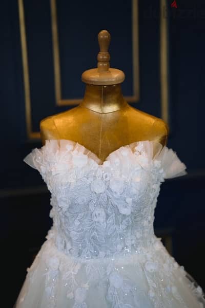 Royal wedding dress used for one time 10