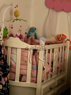 سرير اطفال لم يستخدم بالمرتبة والجوانب والملاهي يتفتح ع سرير الام
