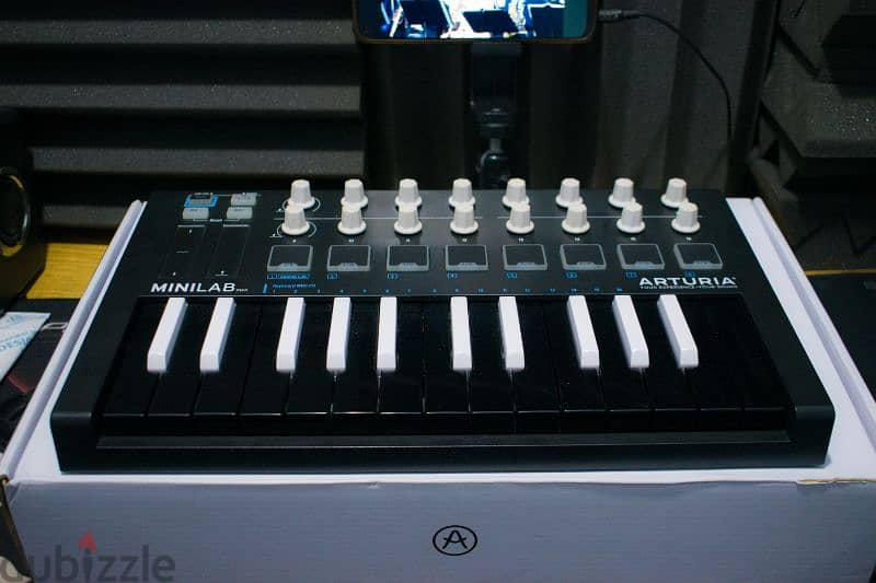 Arturia MiniLab Mk II Inverted Portable USB-MIDI Controller Black 4