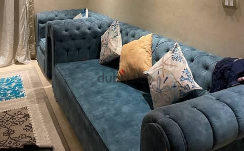 انتريه للبيع مكون من ٢ كرسى و كنبه كبيره وكنبه صغيره وترابيزه