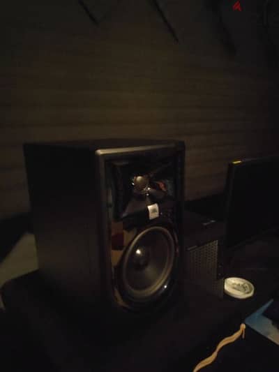 سماعات منتور Jbl 305 studio monitor