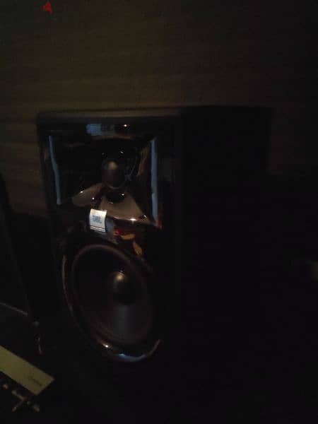 سماعات منتور Jbl 305 studio monitor 2