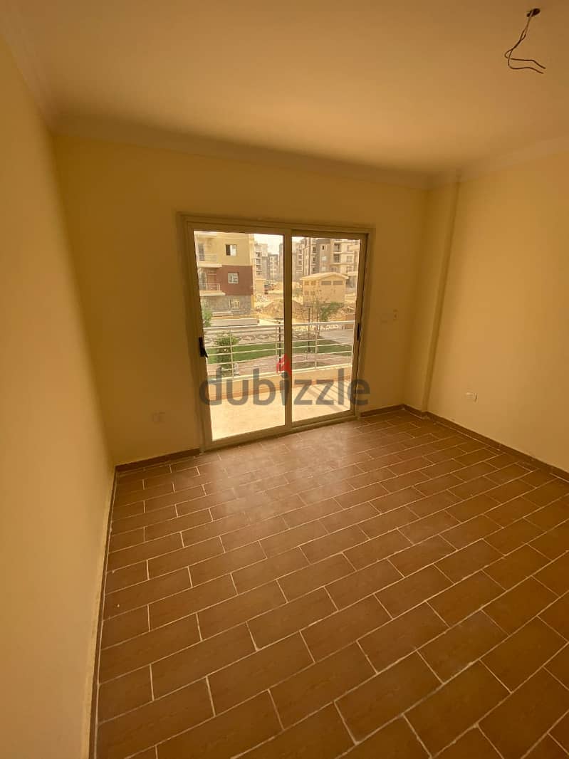 Apartment for sale in Dar Misr Al-Qronfol Compound, near Gates 1 and 2 View Garden behind 2